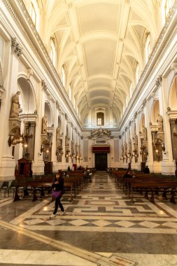 Palermo - Sizilien - Italien - 03-18-2025: Palermo Katedrallerinin iç kısımlarının geniş bir görüntüsü, yüksek kemerleri, mermer zemini ve heykelleri, koridorda yürüyen ziyaretçilerle birlikte sergileniyor.
