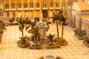 Palermo - Sizilien - Italien - 03-18-2025: Palermo Katedrali 'nin heykel, palmiye ağaçları ve tarihi binaların detaylı mimari modeli.