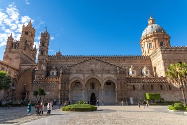 Palermo - Sizilien - Italien - 03-18-2025: Palermo Katedrallerinin geniş görünümü, meydanda yürüyen insanlarla dolu, açık mavi gökyüzü altında kuleler ve bahçelerle çevrili ana giriş.