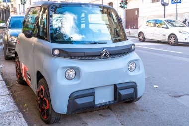 Palermo - Sizilien - Italien - 03-18-2025: Elektrik Citroen Ami, modern kompakt tasarımı, kırmızı tekerlek aksanı ve arka plandaki diğer araçlarla Palermo 'da bir şehir caddesine park etti.