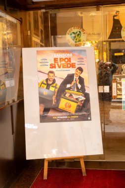 Cefalu - Sizilien - Italien - 03-24-2025: İtalyan filmi E Poi Si Vede 'nin tanıtım afişi, Sicilya' nın Cefalu kentindeki cam kapılı bir sinema girişinde beyaz tahtaya asıldı.