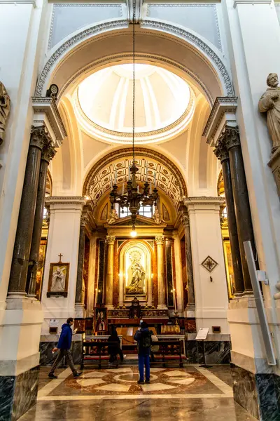 Palermo - Sizilien - Italien - 03-18-2025: Palermo Katedrali 'ndeki bir şapele bakın bir heykel sunağı, kubbe tavanını, sütunları ve ön planda ziyaretçileri gösteriyor.