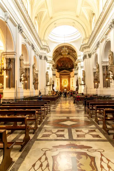 Palermo - Sizilien - Italien - 03-18-2025: Palermo Katedrali 'nin iç manzarası yüksek kemerleri, mermer zeminleri, avizeleri ve koridorda yürüyen ziyaretçilerin olduğu heykelleri gösteriyor.