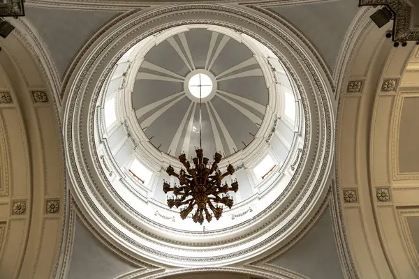 Palermo - Sizilien - Italien - 03-18-2025: Palermo katedralinin kubbesinin altında asılı süslü bir avize görüntüsü, karmaşık mimari detaylar ve boyanmış tavan.