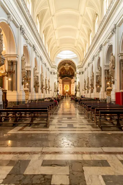 Palermo - Sizilien - Italien - 03-18-2025: Palermo Katedrali 'nin içini geniş bir açıdan görmek, mermer döşemeler, heykeller ve kilisenin uzak ucundaki süslü sunak..