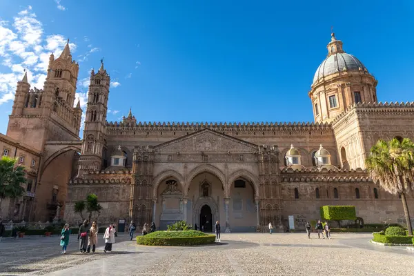 Palermo - Sizilien - Italien - 03-18-2025: Palermo Katedrallerinin geniş görünümü, meydanda yürüyen insanlarla dolu, açık mavi gökyüzü altında kuleler ve bahçelerle çevrili ana giriş.