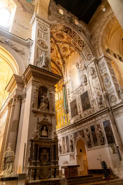 Cefalu - Sizilien - Italien - 03-24-2025: Heykeltraş sütunları, kemerli tavanlar, dini freskler ve tarihi bir sunağı çevreleyen ayrıntılı kabartmalarla donatılmış kilise içi.