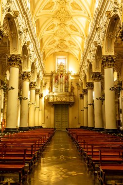 Ragusa, Sizilien - İtalya - 04-03-2025: Ragusa 'daki San Giovanni Battista Katedrali' nin içi, süslü sütunları ve orgu ön plana çıkarıyor.