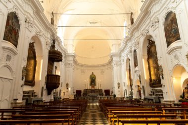 Scicli, Sizilien - İtalya - 04-05-2025: Scicli 'deki Kilise Madonna del Carmine' nin iç mimarisi, sıraları tahta sıralar, süslü sunaklar ve duvarlarda ayrıntılı freskler yer alıyor..
