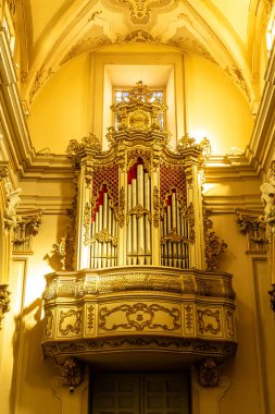 Ragusa, Sizilien - İtalya - 04-03-2025: Ragusa 'daki San Giorgio Katedrali' nin içindeki süslü organ, karmaşık altın ayrıntılar ve barok tasarımı sergiliyor..