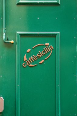 Pantalica, Sizilien - İtalya - 04-11-2025: Pantalica 'da güneşli bir yolda yeşil alanla çevrili Galleria Cascitita adlı taş tünelin girişine iki yürüyüşçü yaklaşıyor