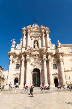 Syrakus, Sizilien - İtalya - 04-08-2025: Barok cephesini, sütunları, heykelleri, büyük giriş kapılarını gösteren Syracuse Katedrali 'nin ön görüntüsü.