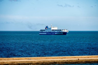 Cagliari - Sardinien - Italien - 03-15-2025: Cagliari yakınlarındaki açık denizde seyreden bir Grimaldi Hattı gemisinin Europa Sarayı feribotu ve durgun su koşulları.
