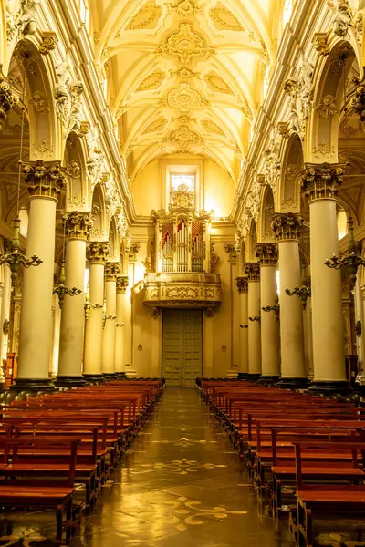 Ragusa, Sizilien - İtalya - 04-03-2025: Ragusa 'daki San Giovanni Battista Katedrali' nin içi, süslü sütunları ve orgu ön plana çıkarıyor.