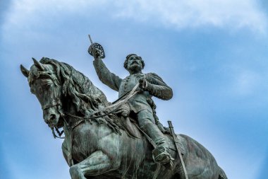İspanya 'nın Reus kentindeki' General Prim Anıtı 'nda, taş bir kaide üzerinde yükseltilmiş bir kılıç tutan General Prim' in bronz bir binicilik heykeli bulunuyor..