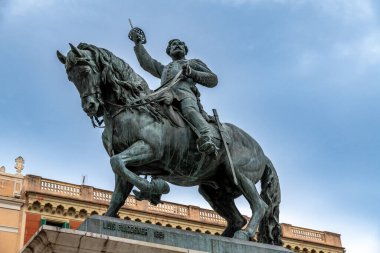 İspanya 'nın Reus kentindeki' General Prim Anıtı 'nda, taş bir kaide üzerinde yükseltilmiş bir kılıç tutan General Prim' in bronz bir binicilik heykeli bulunuyor..