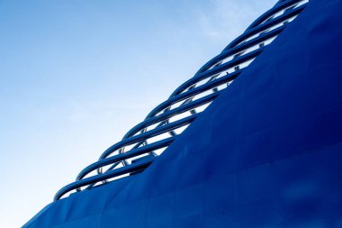 Grimaldi Cruise Roman feribot hunisinin ayrıntılı görüntüsü eğri büğrü metal çubuklar ve mavi paneli parlak ve berrak bir gökyüzü arka planına karşı gösteriyor.