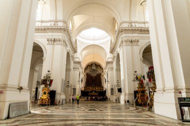 Catania, Sizilien - İtalya - 04-15-2025: Catania 'daki SantAgata Katedrali' nin merkez bahçesi, yüksek kemerler, mermer zemin, avizeler ve kilisenin uzak ucunda altın sunak.