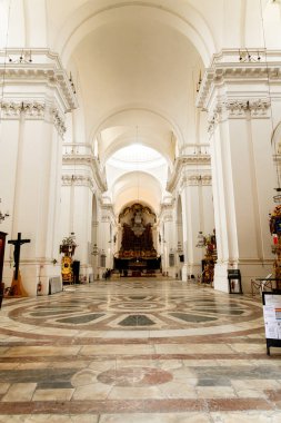 Catania, Sizilien - İtalya - 04-15-2025: Katanya 'daki SantAgata Katedrali' nin içi yüksek kemerli, süslü sunak, beyaz duvarlar ve mermer desenli zemin.