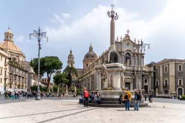 Catania, Sizilien - İtalya - 04-15-2025: Catania 'da SantAgata Katedrali, Fil Çeşmesi, barok binaları, turistler ve çevre mimari unsurlarla Piazza del Duomo.