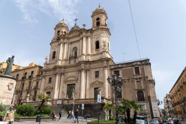 Catania, Sizilien - İtalya - 04-15-2025: Katanya, Sicilya 'daki SantAgata Katedrali' nin geniş görünümü, barok cephe, ikiz kuleler, heykeller, insanlar, kare ve yakınlardaki anıtlar.
