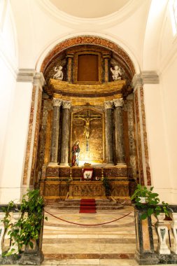 Catania, Sizilien - İtalya - 04-15-2025: San Nicolo lArena 'da haçlı sunak, Meryem heykeli, mermer kolonlar, süslü kemer, kırmızı halı ve dekoratif yeşil bitkiler.