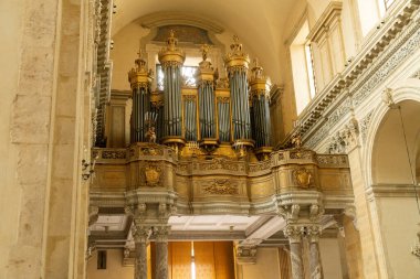 Catania, Sizilien - İtalya - 04-15-2025: Catania, Catania 'daki SantAgata Katedrali' ndeki boru organı, yaldızlı dekorlar ve süslü ahşap işçiliğiyle, taş sütunlar ve kemer yollarının üzerine yükseltildi.