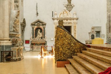 Catania, Sizilien - İtalya - 04-15-2025: Katanya, Sicilya 'daki SantAgata Katedrali' nin içinde heykeller, sunaklar ve anıtlarla altın kireçli Barok merdiveni.