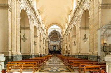 Catania, Sizilien - İtalya - 04-15-2025: Katanya, Sicilya 'daki SantAgata Katedrali' nin iç manzarası, yüksek tavan, kemerler, avizeler ve boş bankları gösteriyor.