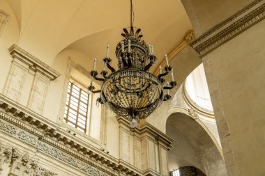 Catania, Sizilien - İtalya - 04-15-2025: Sicilya 'nın Catania kentindeki SantAgata Katedrali' nin içindeki tarihi avize manzarası.