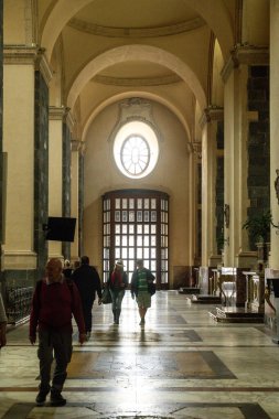Catania, Sizilien - İtalya - 04-15-2025: Katanya, Sicilya 'daki SantAgata Katedrali' nin giriş salonu, kemerli tavan, pencere ve iç kesimlerden geçen ziyaretçileri gösteriyor.