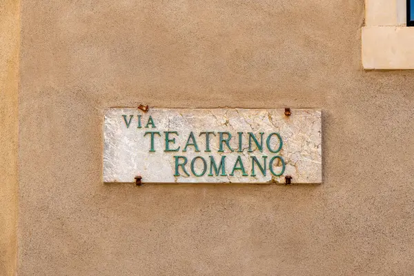 Sicilya, Taormina 'da dokulu bir duvara asılmış VİA TEATRINO ROMANO yazan tabela, Roma tiyatrosunun yerini gösteriyor..
