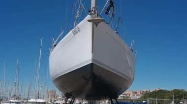 Cagliari - Sardinien - Italien - 03-10-2025: Beyaz bir yelkenlinin pruvası, arka planda görülebilen gemi direği ve ufuk çizgisi için tam olarak yukarıda hizalanmıştır..