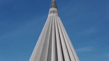 Syrakus, Sizilien - İtalya - 04-09-2025: Siraküza 'daki Santuario Madonna delle Lacrime üzerinde palmiye ağaçları ve sokak lambalarıyla çerçevelenmiş kendine özgü konik şekli.