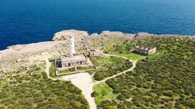 Syrakus, Sizilien - İtalya - 04-10-2025: Faro di Capo di Murro di Porco deniz feneri ve Syracuse, Sicilya yakınlarındaki kayalık kıyı şeridi kalıntılarının havadan görünüşü.