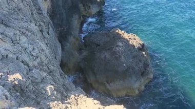 Büyük kayalık kayalıklar Syracuse yakınlarındaki mavi denizle buluşuyor. Buna engebeli kıyı şeridi boyunca Fil Kayası olarak bilinen doğal bir kemer oluşumu da dahil..