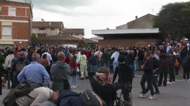 SArchittu - Sardinien - Italien - 03-02-2025: Oristano 'da düzenlenen Sartiglia etkinliği sırasında büyük bir ziyaretçi ve polis kalabalığı.
