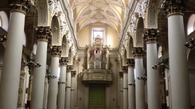 Ragusa, Sizilien - İtalya - 04-03-2025 Redaktionell: Ragusa Katedrali 'nin iç kısmı simetrik sıralar, uzun sütunlar, dekoratif tavan ve giriş kapısının üstündeki boru orgu gösteriyor.