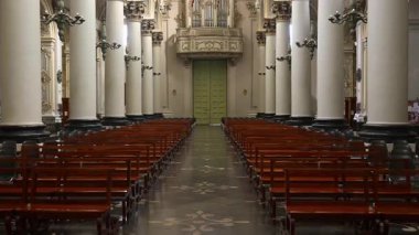 Ragusa, Sizilien - İtalya - 04-03-2025 Redaktionell: Ragusa Katedrali 'nin iç kısmı simetrik sıralar, uzun sütunlar, dekoratif tavan ve giriş kapısının üstündeki boru orgu gösteriyor.