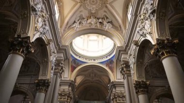 Ragusa, Sizilien - İtalya - 04-03-2025 Redaktionell: Ragusa Katedrali 'ndeki süslemeler, tavan boşlukları, sütunlar, avizeler ve sunaklar - tepeden tırnağa manzara.