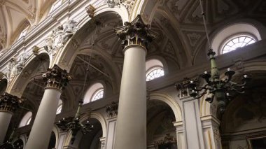 Ragusa, Sizilien - İtalya - 04-03-2025 Redaktionell: Ragusa Katedrallerinin içi büyük sütunlar, yüksek tavanlar, ayrıntılı oymalar, avizeler ve simetrik bir düzende sıralanmış sıralar sergileniyor.