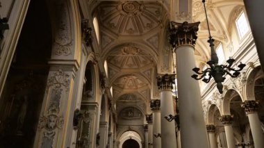 Ragusa, Sizilien - İtalya - 04-03-2025 Redaktionell: Ragusa Katedrali 'nin süslü iç mekanında yüksek kubbeli tavanlar, devasa sütunlar, avizeler, kemerler ve ayrıntılı dekoratif elementler yer alıyor.