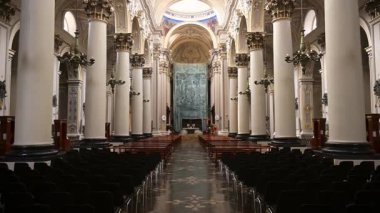 Ragusa, Sizilien - İtalya - 04-03-2025 Redaktionell: Ragusa Katedrali 'nin içi dekore edilmiş tavan, muazzam sütunlar, ayrıntılı kemerler, avizeler ve sıralanmış ahşap koltuklar.
