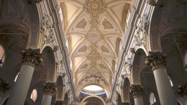 Ragusa, Sizilien - İtalya - 04-03-2025 Redaktionell: Ragusa Katedrali 'nin içi dekore edilmiş tavan, muazzam sütunlar, ayrıntılı kemerler, avizeler ve sıralanmış ahşap koltuklar.