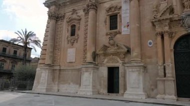 Barok cephesi ve Ragusa Katedrali 'nin uzun çan kulesi. Sütunları, heykelleri ve ayrıntıları geniş bir dış görünüşte gösteriliyor..