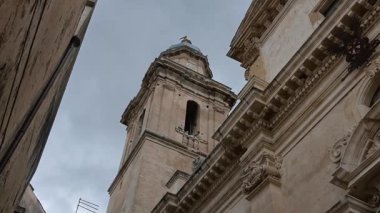 Ragusa, Sizilien - İtalya - 04-03-2025 Redaktionell: Ragusa 'daki Santa Maria dellItria' nın ön cephe ve çan kulesinin aşağı doğru tepesi dar ara sokak duvarlarıyla çevrili