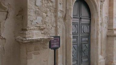 Ragusa, Sizilien - İtalya - 04-03-2025 Redaktionell: Santa Maria dellItria 'nın barok cephesini ve Ragusa İbla' nın dar bir sokağındaki mimariyi gözler önüne seren yavaş tava.