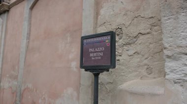 Ragusa, Sizilien - İtalya - 04-03-2025 Redaktionell: Ragusa 'daki Palazzo Bertini' nin balkonlar, kemerli kapılar, sıva duvarlar ve maske benzeri kilit taşlar ile barok cephesini gösteren görüntüsü.