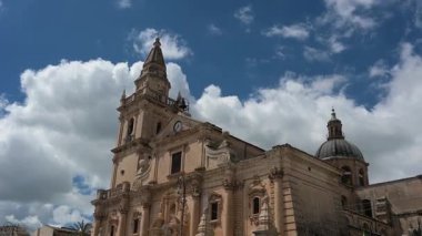 Ragusa, Sizilien - İtalya - 04-03-2025 Redaktionell: Ragusa Katedrali 'nin süslü Barok cephesinde geniş açılı tava, çan kulesi, kubbesi ve çevreleyen mimarisini gözler önüne seriyor.