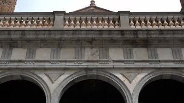 Sicilya 'daki Monreale Katedrali' nin ayrıntılı cephesinde dikey tavada kolonlar, demir kapılar, kemerler, oymalar ve çift çubuklu bir haç görünüyor..